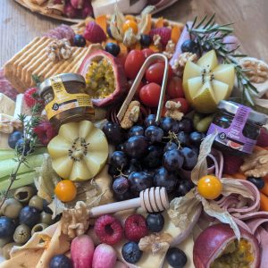 plateau apertif tele dinatoire fromage miel confiture charcuterie traiteur