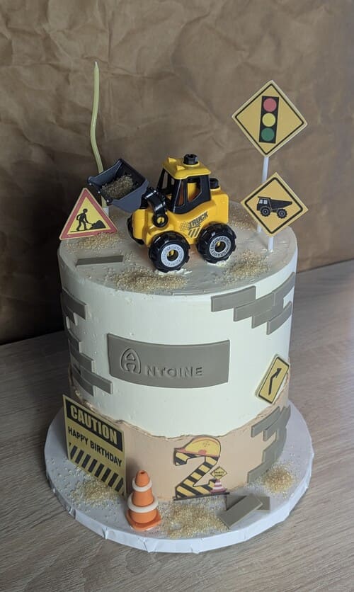 construction-grue-chantier-engin-patissier-patisserie-layer-cake-gateau-anniversaire-enfant-personnalise-by-l-instant-gourmand